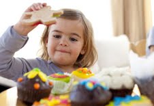girl with cupcakes